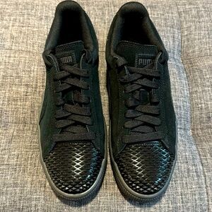 Black Puma Suede w/ design plastic on toe sneaker